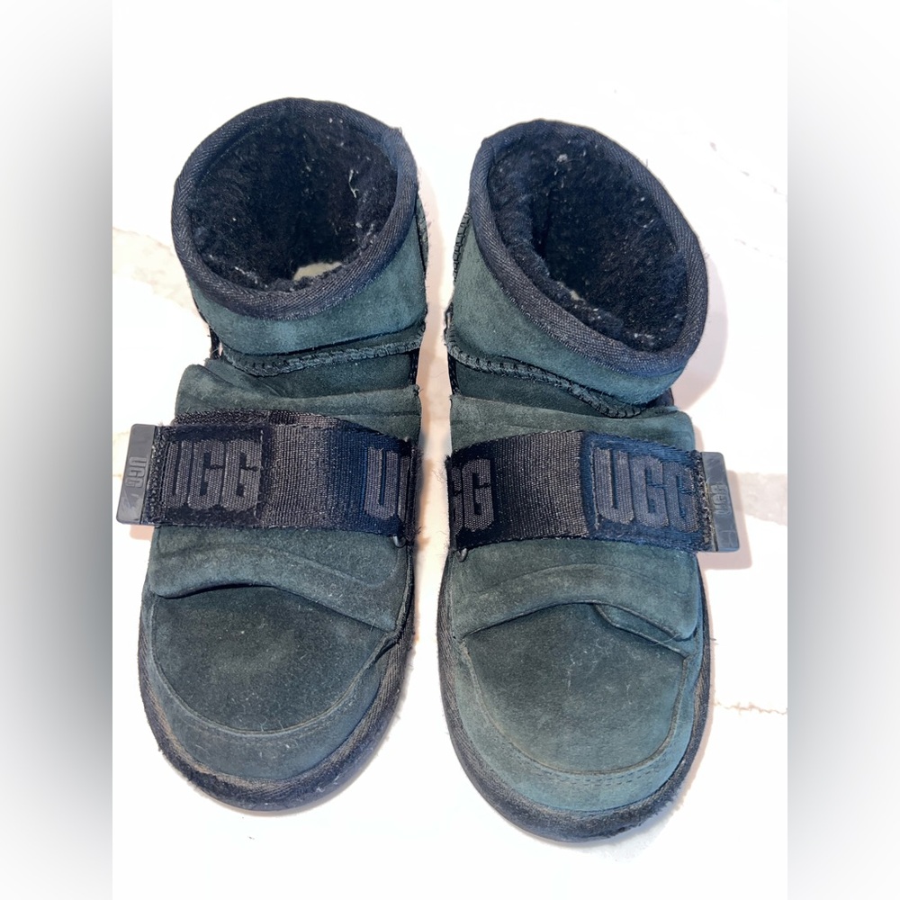 UGG classic ultra mini hybrid in rare forest green, size 7